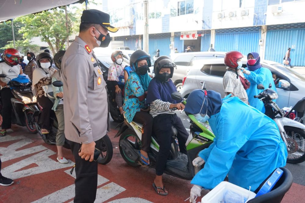 Kapolres Pelabuhan Tanjung Perak AKBP Anton Elfrino Trisanto saat pantau vaksin Drive thru