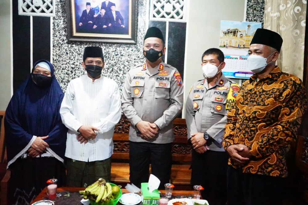 Kapolres Pelabuhan Tanjung Perak AKBP Anton Elfrino Trisanto di dampingi Kapolsek Krembangan Kompol Redik Tribawanto saat silaturahmi