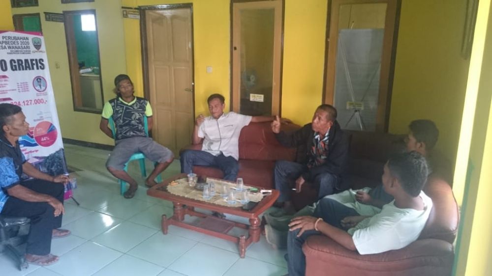 Foto bersama saat mediasi di kantor Kepala Desa Wanasari