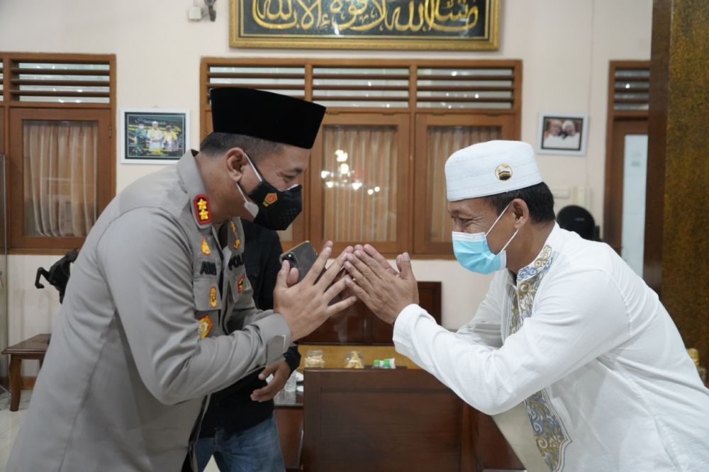 Kapolres Pelabuhan Tanjung Perak AKBP Anton Elfrino Trisanto saat silaturahmi ke KH Ali Badri Zaini