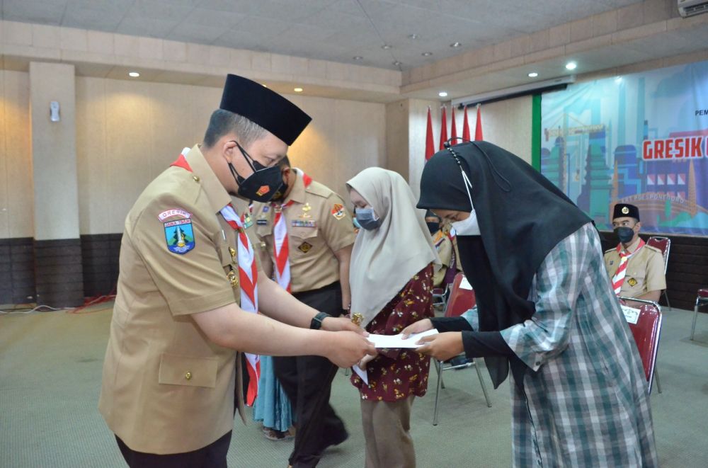 Kapolres Gresik AKBP Arief Fitrianto saat memberikan santunan kepada anak Yatim