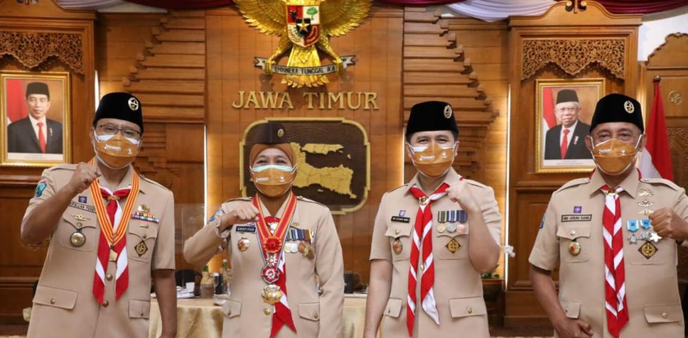 Gubernur Jatim Khofifah Indar Parawansa didampingi Wagub Emil Dardak di gedung Grahadi Surabaya