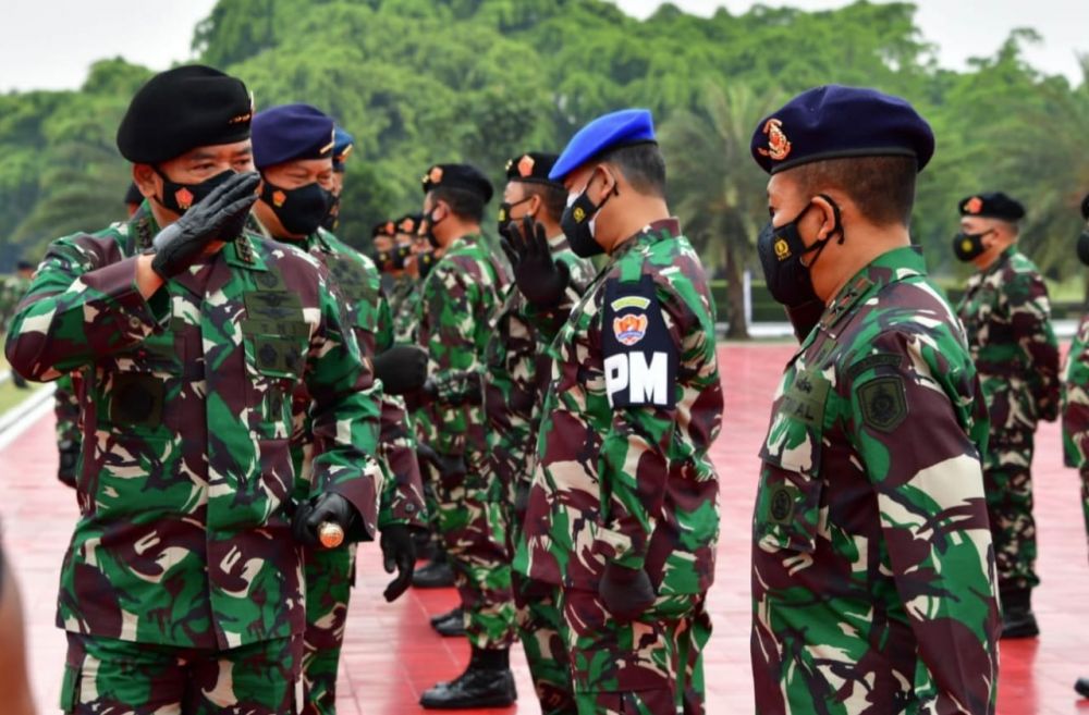 Dua perwira Kodiklat TNI AL mendapat kenaikan pangkat satu tingkat dari semula