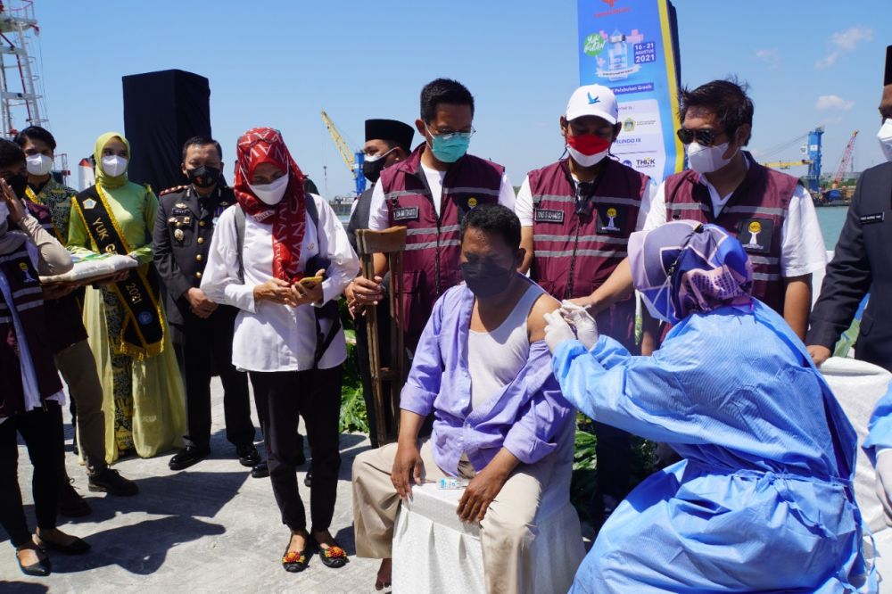 HIPMI di dampingi Kapolres Gresik lakukan serbuan vaksin di pesisir Gresik
