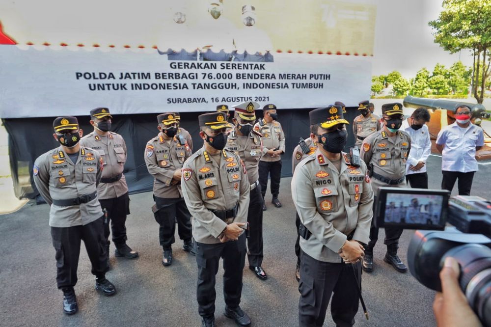 Kapolda Jatim Irjen Pol Dr Nico Afinta saat melepas pembagian bendera merah putih