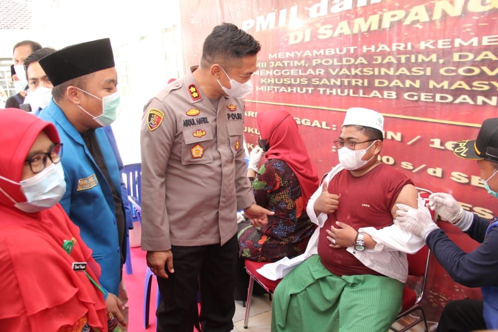 Kapolres Sampang AKBP Abdul Hafidz saat meninjau vaksinasi di Ponpes