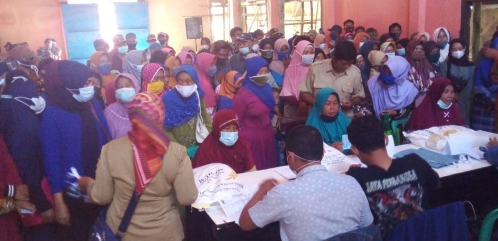 Foto tampak warga berdesak-desakan disaat mengambil antrian pembagian BPNT di Desa Jingkang