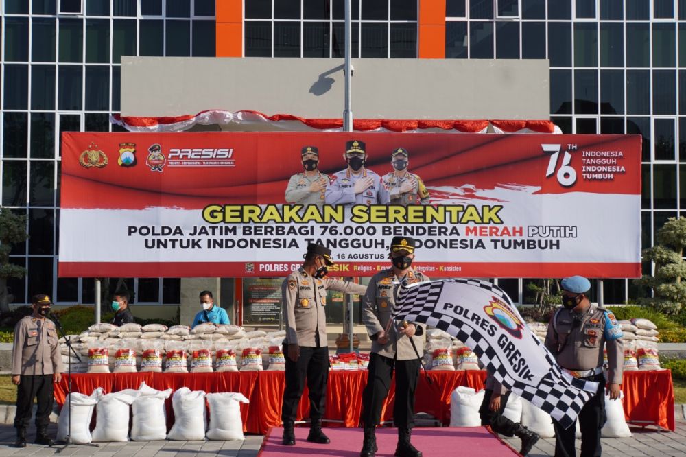 Kapolres Gresik Bagikan Bendera Merah Putih, Indonesia Tangguh-Tumbuh