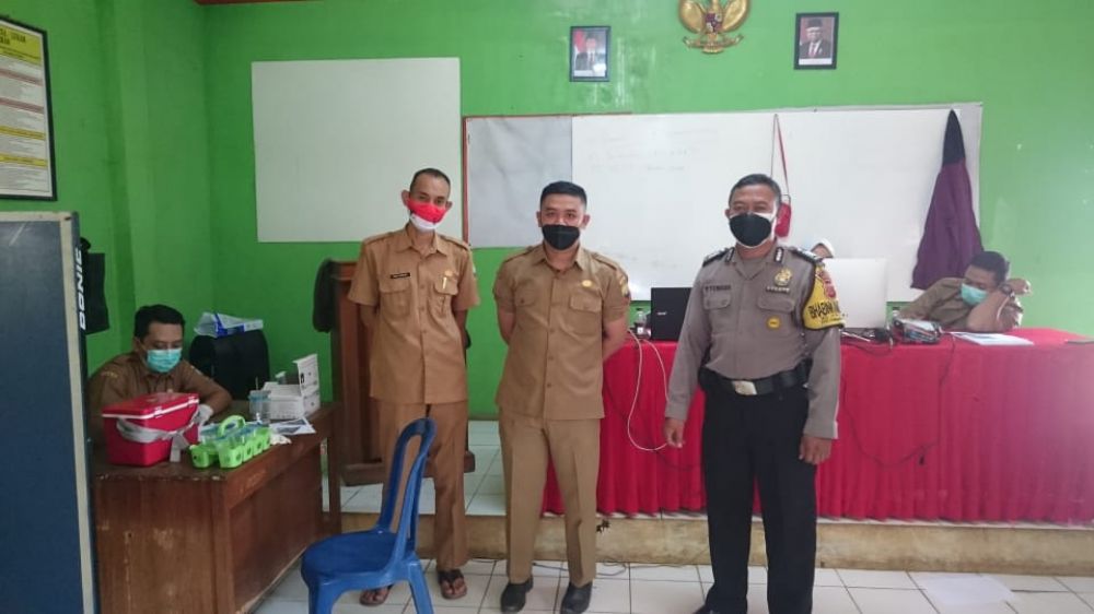 Foto disaat kegiatan berlangsung Kepala Desa Plt sekarang Dede Suwardi bersama staf dan Bhabinkamtibmas Bripka Yuyun Yuwana