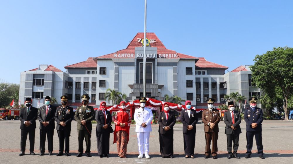 Kapolres Gresik AKBP Arief Fitrianto saat mengikuti upacara HUT RI ke-76 di halaman Pemkab Gresik