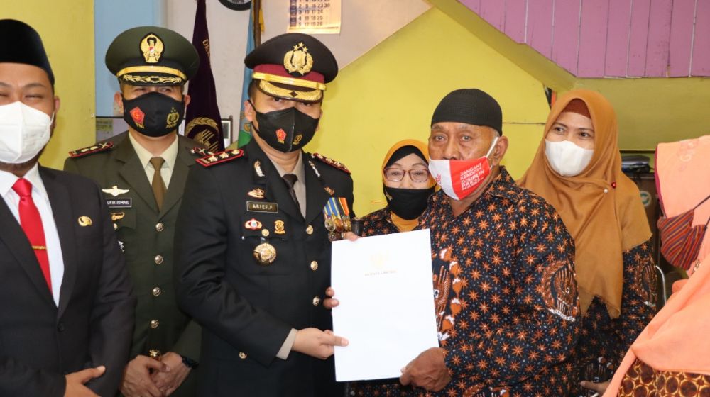 Kapolres Gresik Berikan Bantuan Door to Door ke Para Veteran