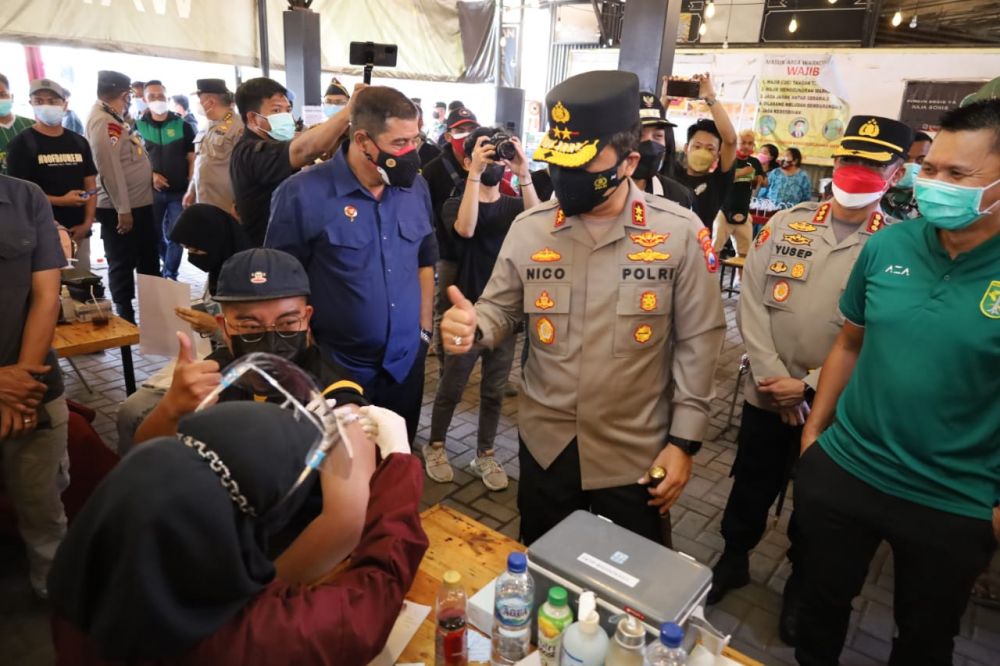 Kapolda Jatim Irjen Pol Dr Nico Afinta memberikan semangat peserta vaksin