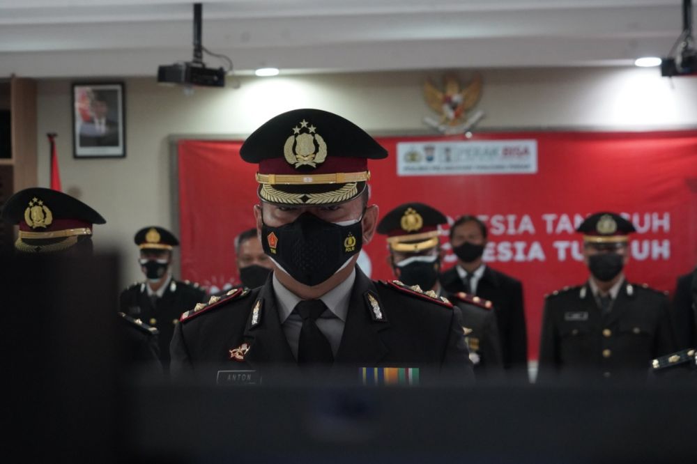 Kapolres Pelabuhan Tanjung Perak AKBP Anton Elfrino Trisanto saat upacara HUT Kemerdekaan RI ke-76