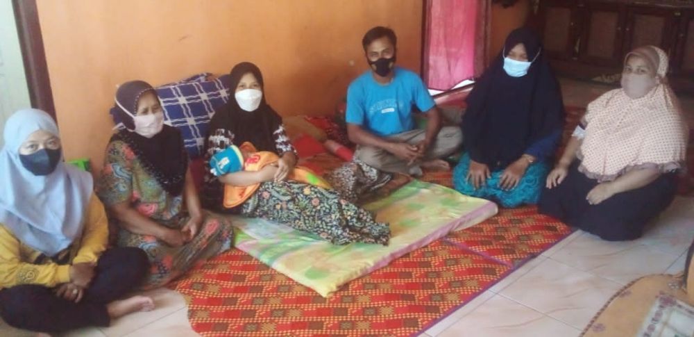 Bayi yang diberi nama Agustina oleh Camat Tanjungmedar, keluarga besar Agustina.