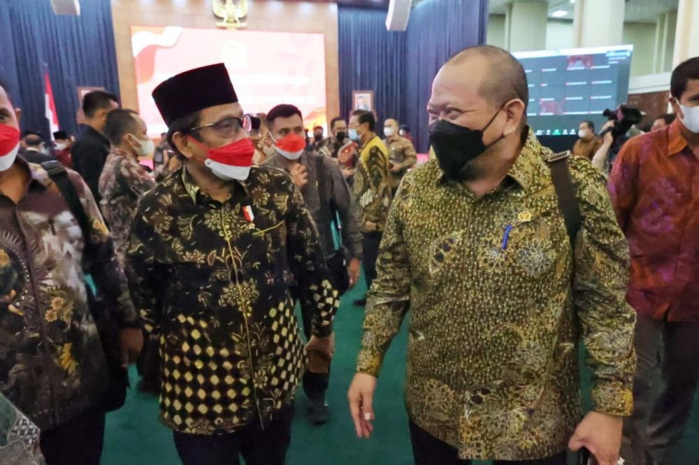 Ketua DPD RI bersama Menteri Koordinator Politik Hukum dan HAM Mahfud MD saat menghadiri peringatan hari konstitusi dan hari ulang tahun ke-76 MPR RI di Gedung Nusantara lV Senayan Jakarta