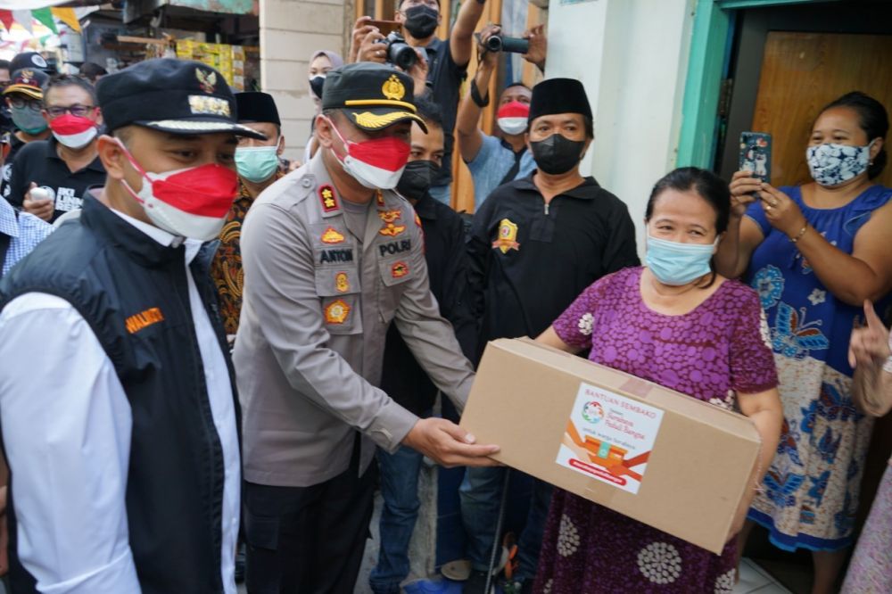 Kapolres Pelabuhan Tanjung Perak AKBP Anton Elfrino Trisanto saat memberikan paket Bansos