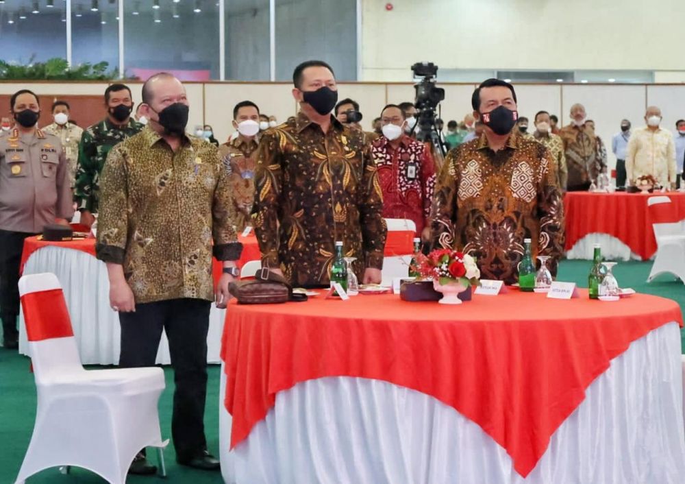 Ketua DPD RI AA LaNyalla Mahmud Mattalitti bersama ketua MPR RI Bambang Soesatyo dan Ketua MA RI Muhammad Syarifuddin saat menghadiri peringatan hari konstitusi dan HUT ke-76 MPR RI di gedung Nusantara IV komplek Parlemen Senayan Jakarta