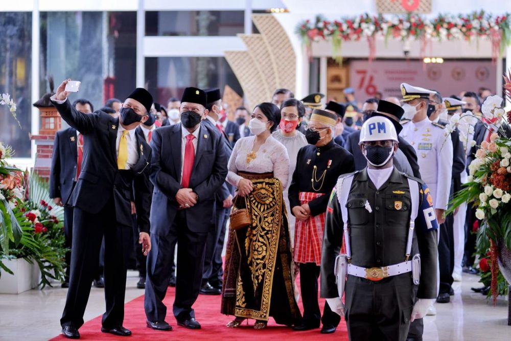 Ketua DPD RI bersama Wapres RI, Ketua lembaga dan sejumlah menteri kabinet swafoto usai sidang tahunan MPR RI dan sidang bersama DPR RI - DPD RI di Senayan Jakarta