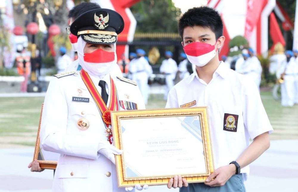 Gubernur Jatim Khofifah Indar Parawansa saat memberikan penghargaan kepada siswa yang berprestasi