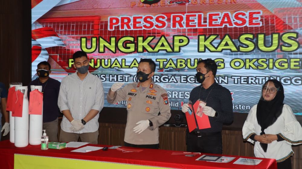 Kapolres Gresik AKBP Arief Fitrianto saat merelease kasus penjualan tabung oksigen via online