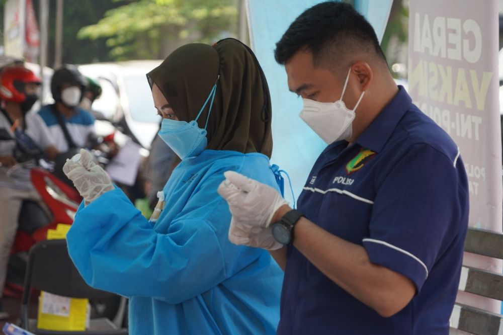 Petugas kesehatan saat mempersiapkan untuk peserta vaksin Astrazeneca