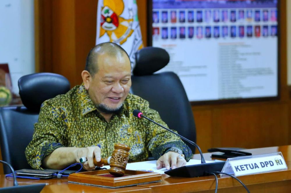 Ketua DPD RI saat memimpin rapat Pleno pemilihan pimpinan Komite lll di gedung B lantai 2 komplek Parlemen Senayan Jakarta