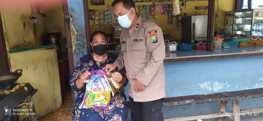 Polres Gresik melalui Kasat Binmas AKP Ach. Said dan KBO Binmas Ipda Syaiful Bahri memberikan paket Bansos kepada warga terdampak Covid-19