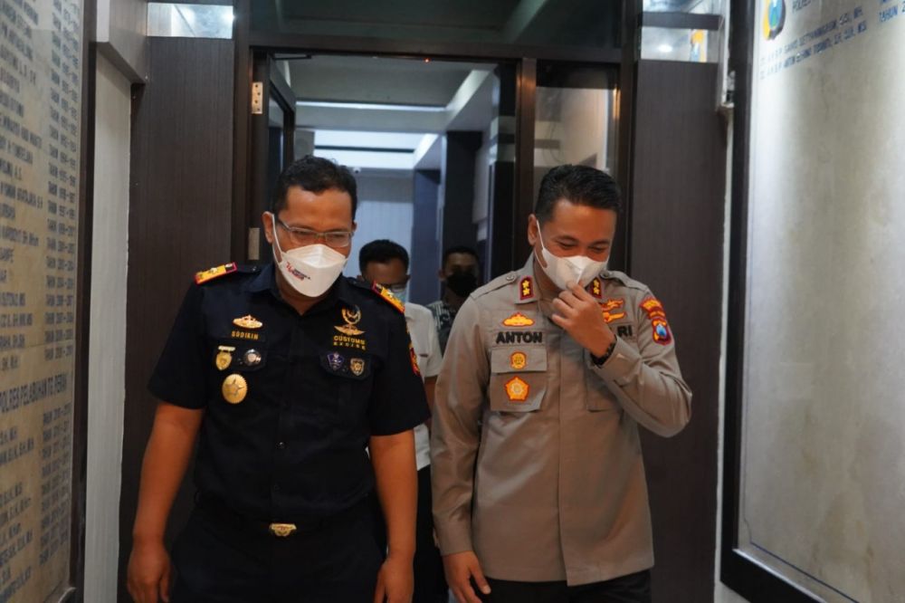 Kepala Bea Cukai Tanjung Perak Sodikin kunjungi Kapolres Pelabuhan Tanjung Perak AKBP Anton Elfrino Trisanto