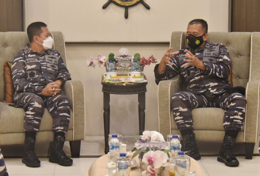 Wadan Kodiklatal Laksda TNI Agus Hariadi terima kunjungan kerja Kadisinfolahtal Laksma Eko Wing Wahjudi di lobby Mako gedung Ki Hadjar Dewantara Kesatrian Kodiklatal Bumimoro Surabaya