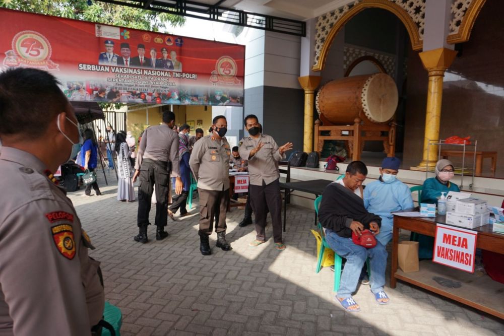 Kapolres Bojonegoro AKBP EG Pandia saat meninjau persiapan vaksin pada hari Minggu