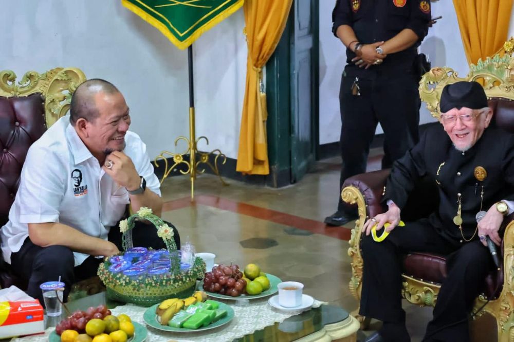 Ketua DPD RI saat tinjau lokasi Festival Kerajaan Adat Nusantara bersama Sultan Keraton Sumedang Larang Paduka yang Mulia HRI Lukman Soemadisoeria di Keraton Sumedang Larang (komplek museum Prabu Geusan Ulun) Kabupaten Sumedang Jawa Barat