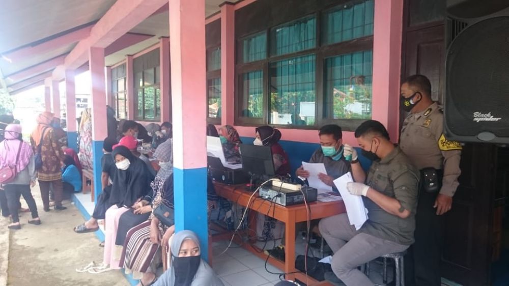 Foto disaat kegiatan vaksinasi dosis 1 dan dosis 2 berlangsung di teras sekolah SMP 1 Tanjungmedar, Desa Jingkang