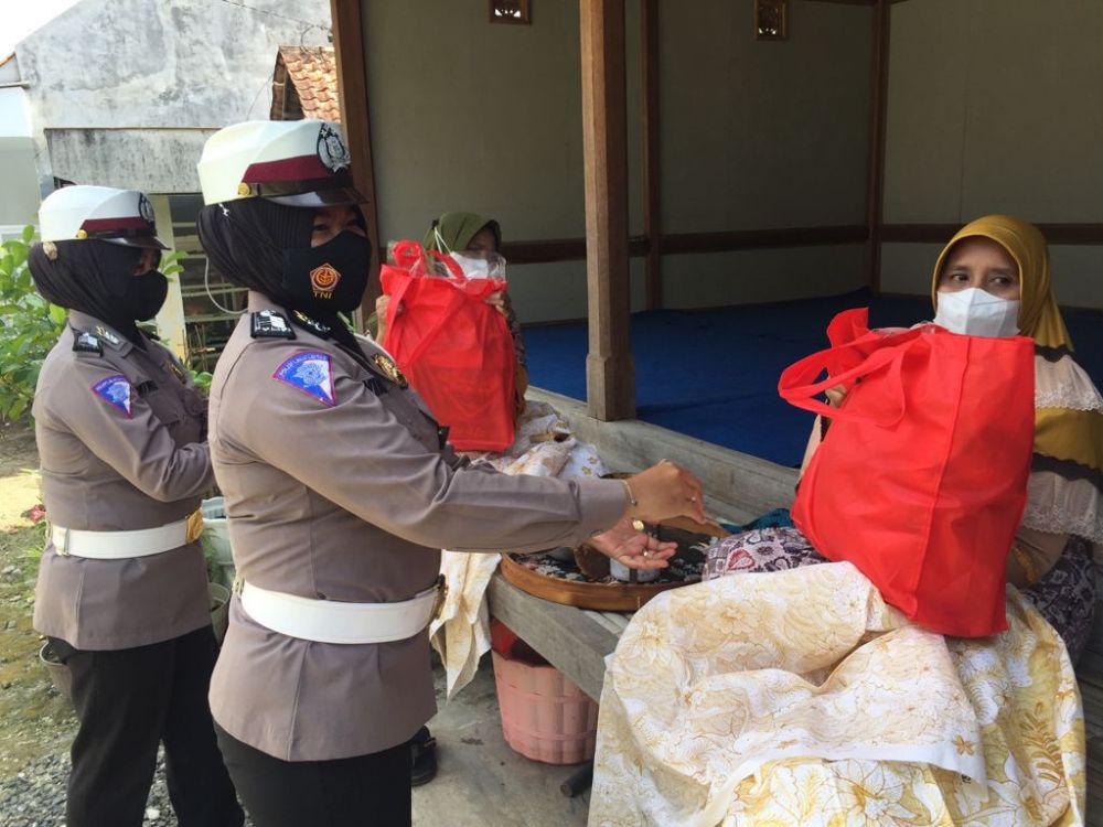 Polwan Polres Bangkalan saat membagikan paket sembako untuk para UMKM Batik