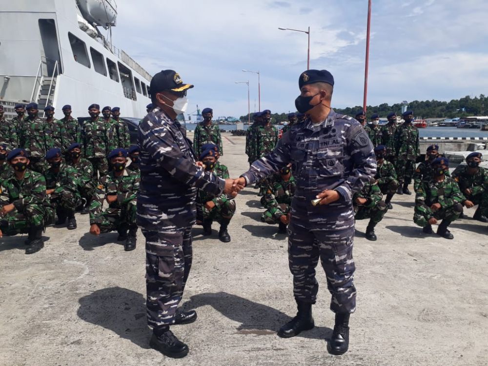 Komandan Satdik 3 Sorong Kolonel Laut (P) Friche Flack lepas siswa di atas KRI Tarakan 905