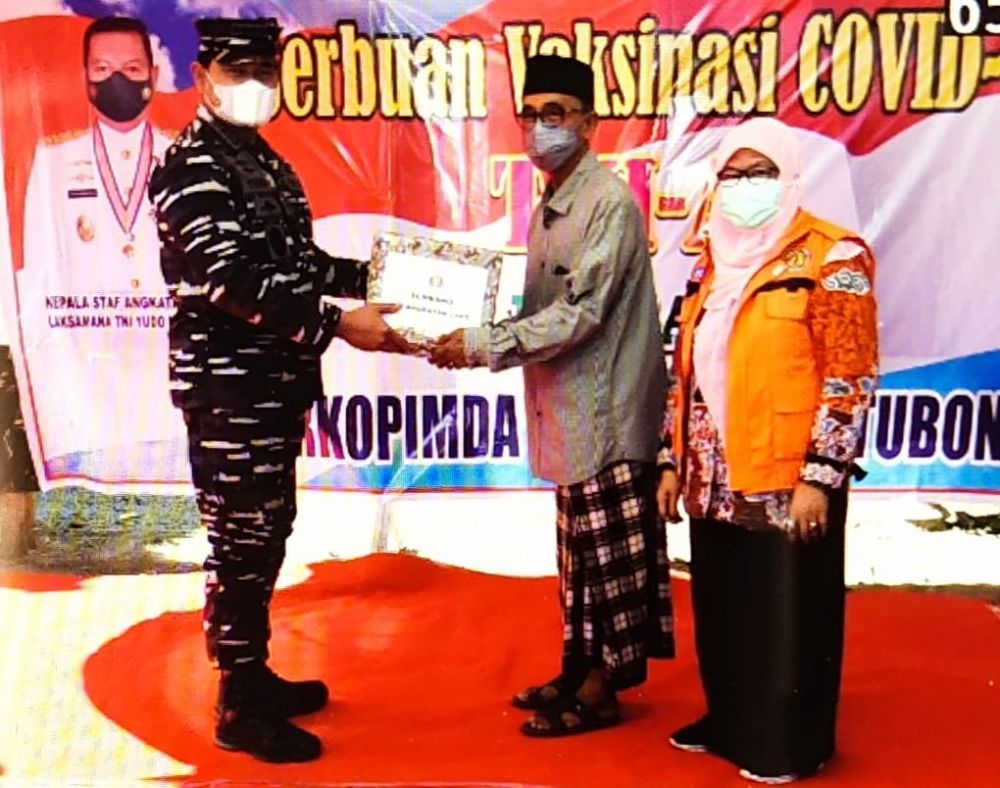 KASAL Laksamana TNI Yudo Margono saat memberikan paket sembako kepada warga
