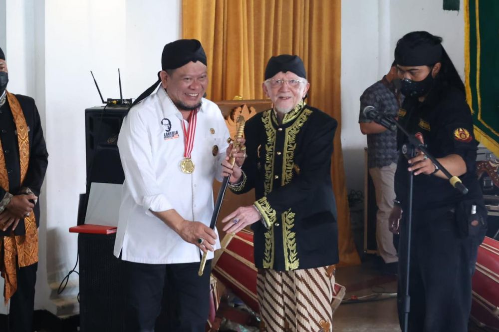 Ketua DPD RI bersama Paduka yang Mulia Sri Radya HRI Lukman Soemadisoeria memegang salah satu pusaka Keraton Sumedang Larang di Keraton Sumedang