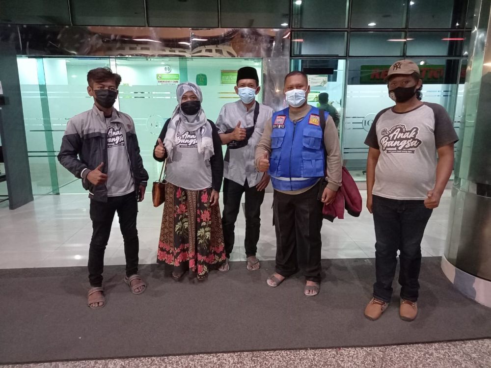 Pihak Kepolisian yang membantu keluarga Siswono ke RSSA