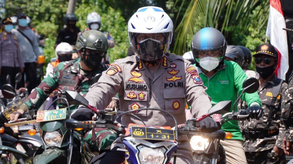 Kapolresta Sidoarjo Kombes Pol Kusumo Wahyu Bintoro saat memantau Vaksin di tempat terpencil