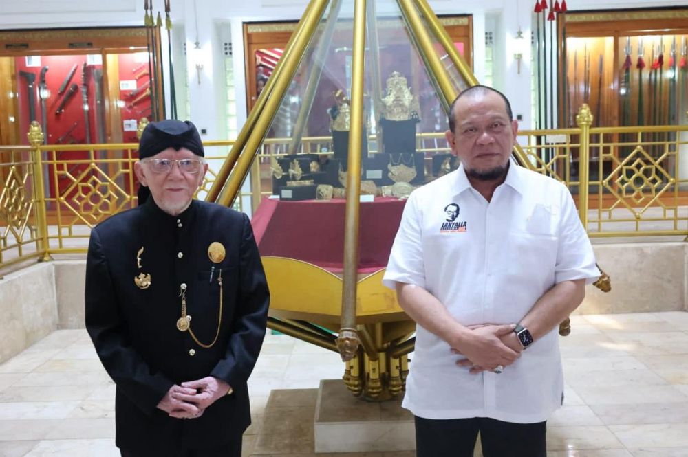 Ketua DPD RI bersama Raja Keraton Sumedang Larang berada di gedung Pusaka Keraton Sumedang Larang