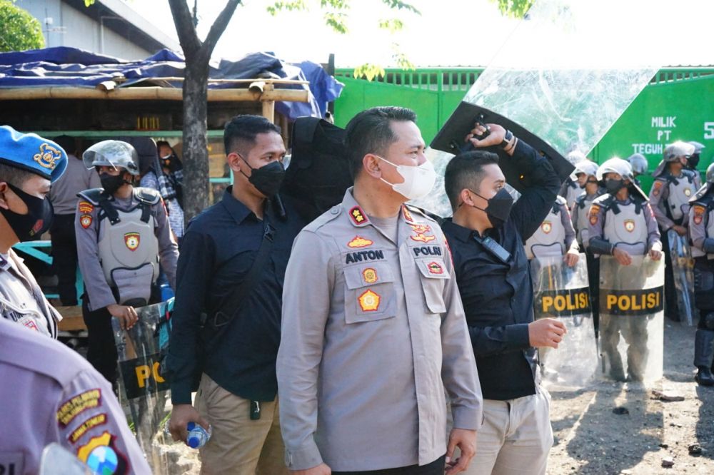 Kapolres Pelabuhan Tanjung Perak AKBP Anton Elfrino Trisanto saat turun lapangan meredam aksi bentrok antar kelompok di Margomulyo