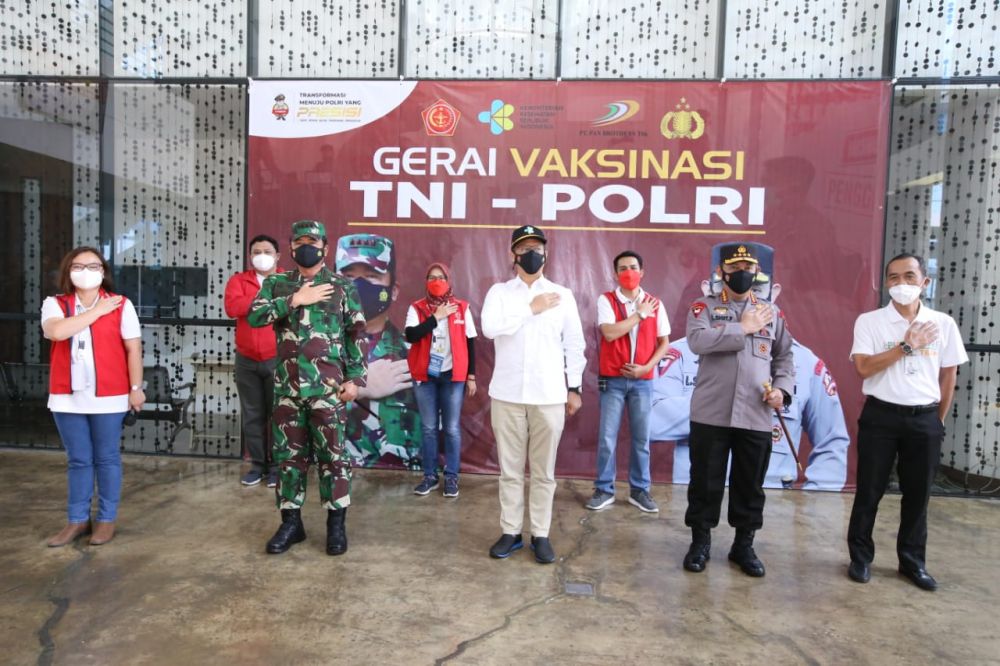 Kapolri Jenderal Polisi Listyo Sigit Prabowo saat tinjau vaksin