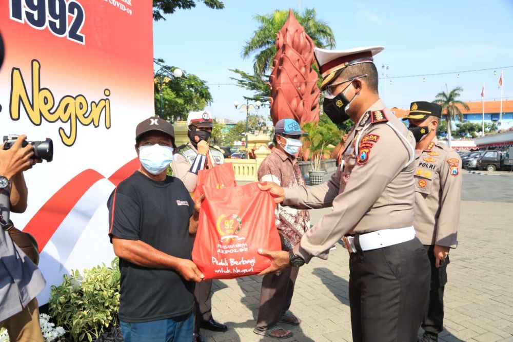 AKBP Subiyantoro perwakilan Akpol 1992 saat memberikan paket sembako kepada warga