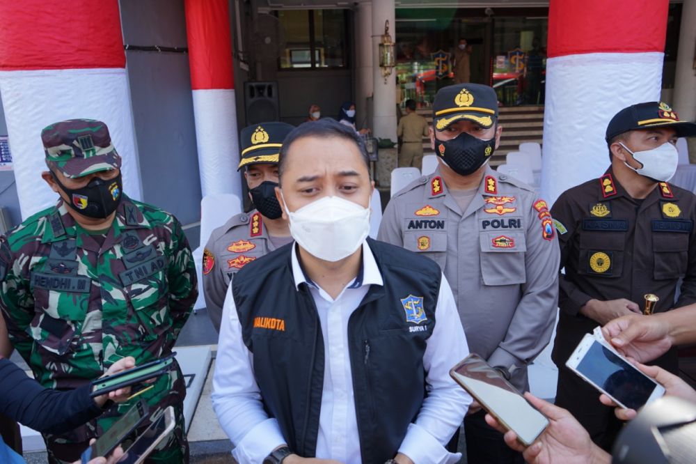 Walikota Surabaya Eri Cahyadi meresmikan bus baru didampingi Kapolres Pelabuhan Tanjung Perak