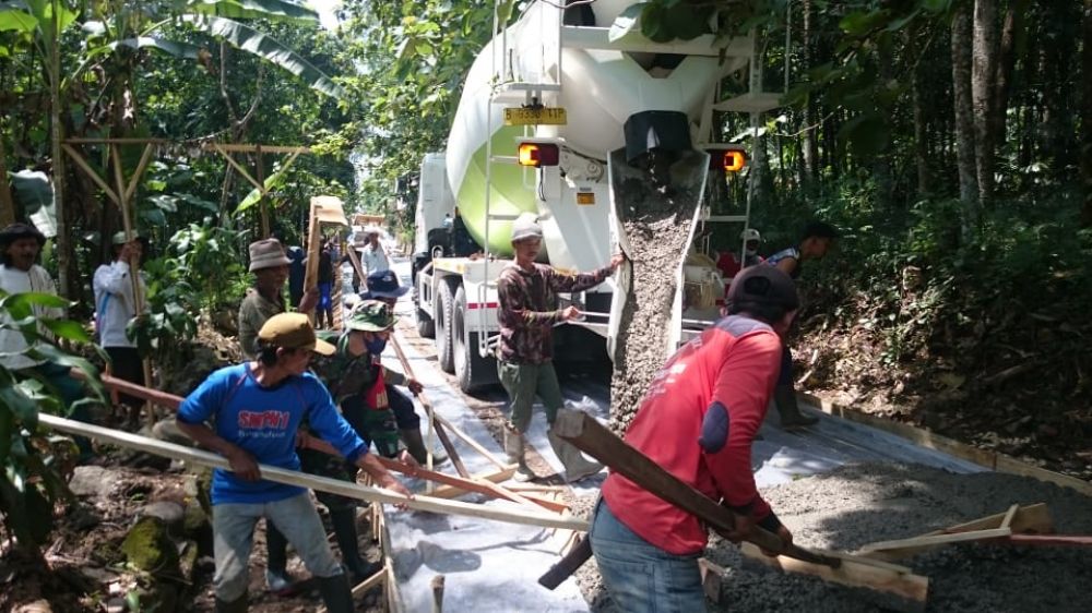 Masyarakat Desa Cilangkap bergotong-royong membantu pengecoran jalan yang didampingi oleh Babinsa Serda Usep dari Koramil 1008 Buahdua, dan dihadiri juga oleh Kepala Desa Cilangkap Irma Taryana