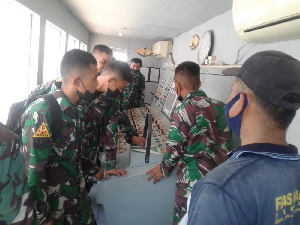 36 Siswa Dikmaba TNI AL angkatan XL/1 Pusdiktek Kodiklatal ikuti Lattek Docking dan Galangan kapal di Fasharkan Surabaya
