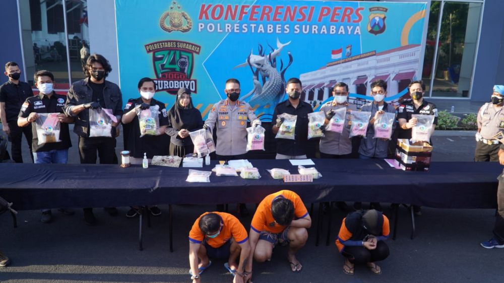Satreskoba Polrestabes Surabaya amankan tersangka beserta barang bukti total 13,4 kg