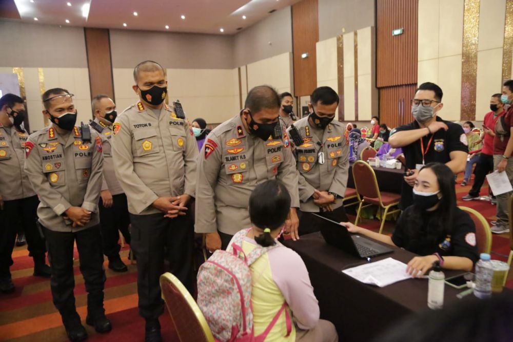 Wakapolda Jatim Brigjen Pol Slamet Hadi Supraptoyo saat meninjau vaksinasi di Dyandra Convention Center Surabaya