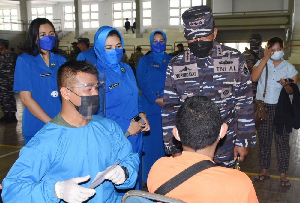 Dankodiklatal Laksamana Madya TNI Nurhidayat dan ketua Jalasenastri Kodiklatal saat meninjau vaksinasi