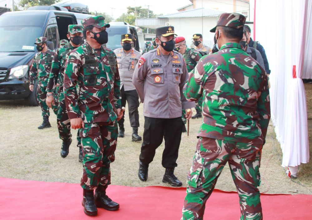 Kapolri Jenderal Polisi Listyo Sigit Prabowo dan Panglima TNI Marsekal Hadi Tjahjanto saat tinjau vaksin di dampingi Forkopimda Jatim