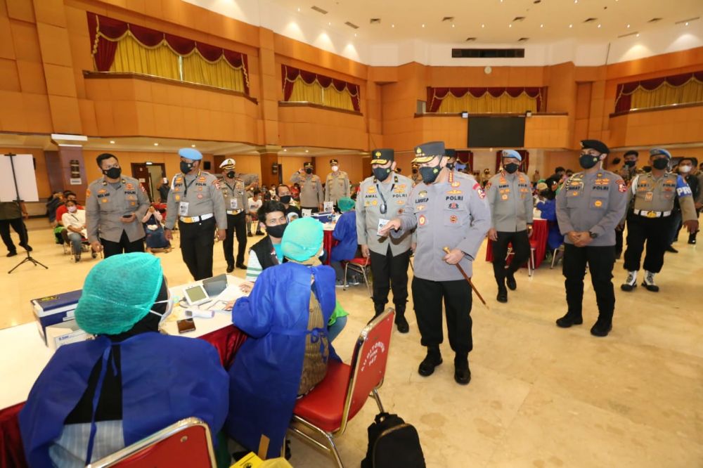 Kapolri Tinjau Giat Vaksin Massal dan Baksos Akpol 94